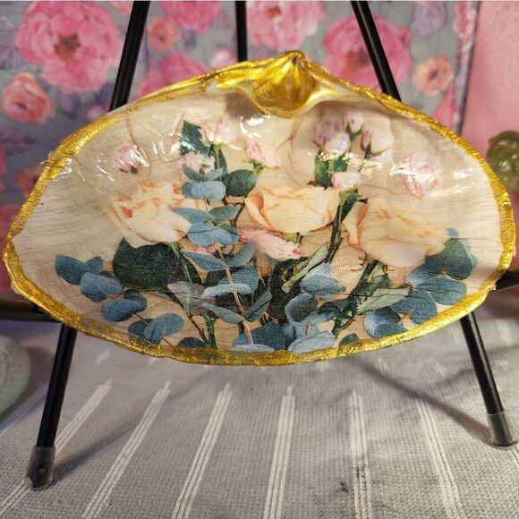 DECOUPAGE CLAM SHELL DECOUPAGE FLOWERS ON A CLAM SHELL TRINKET DISH - Picture 1 of 11